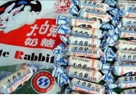 吃着大白兔奶糖驾着荣威车回家 春节两个上海品牌何以成就“现象级”